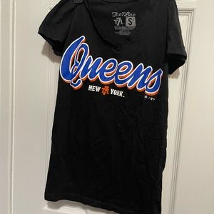 Queens The 7 Line New York Mets Official Licensed Women’s Shirt V Neck Small